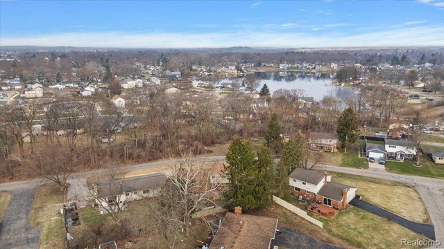 3608 Lake Oakland Shores Drive, Waterford Charter Township, MI 48329