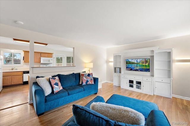 3608 Lake Oakland Shores Drive, Waterford Charter Township, MI 48329