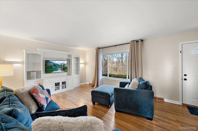 3608 Lake Oakland Shores Drive, Waterford Charter Township, MI 48329