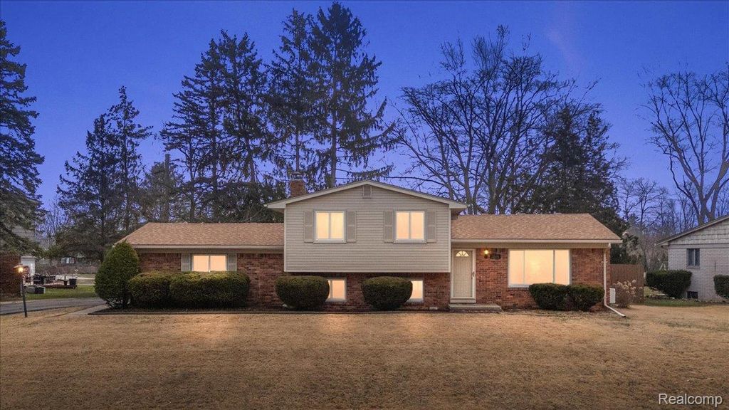 3608 Lake Oakland Shores Drive, Waterford Charter Township, MI 48329