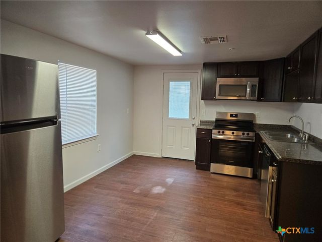 1037 W Court Street Main, Seguin, TX 78155
