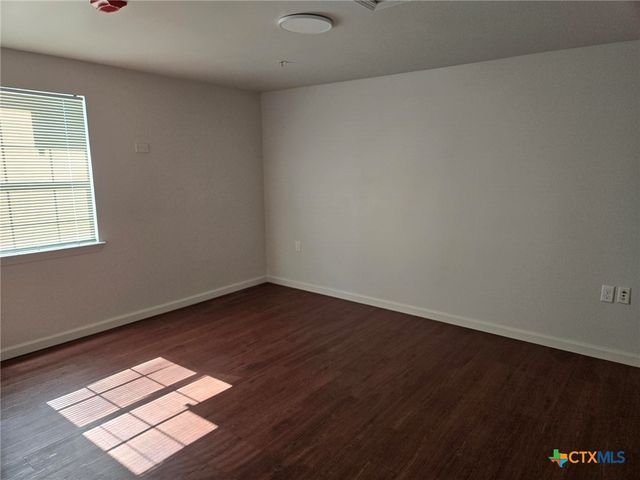 1037 W Court Street Main, Seguin, TX 78155