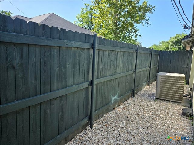 1037 W Court Street Main, Seguin, TX 78155