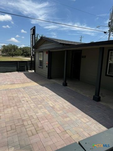 1037 W Court Street Main, Seguin, TX 78155