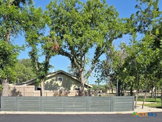 1037 W Court Street Main, Seguin, TX 78155