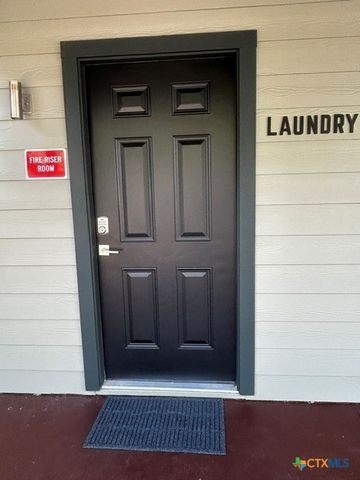 1037 W Court Street Main, Seguin, TX 78155