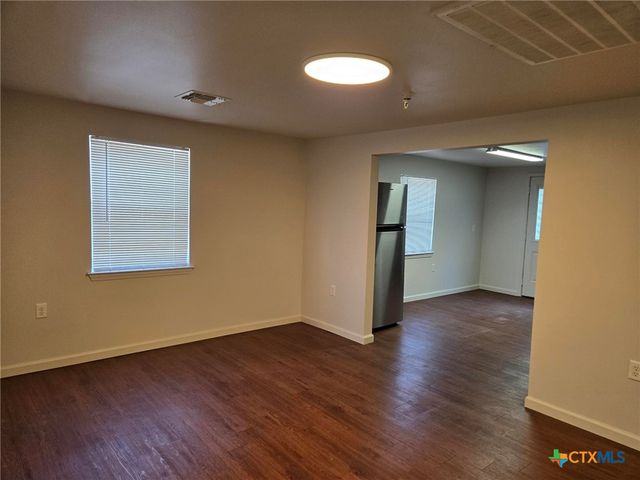 1037 W Court Street Main, Seguin, TX 78155