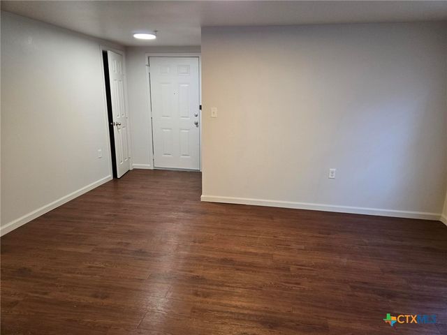1037 W Court Street Main, Seguin, TX 78155