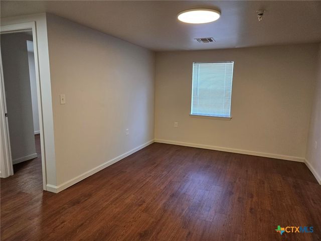 1037 W Court Street Main, Seguin, TX 78155