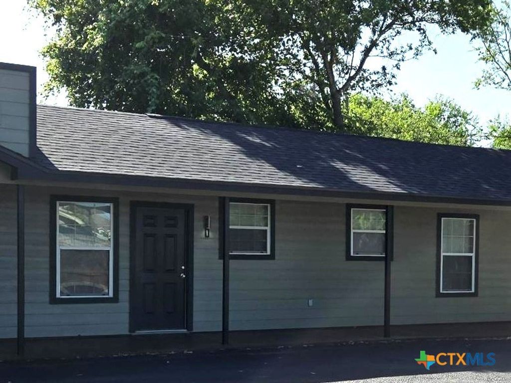 1037 W Court Street Main, Seguin, TX 78155
