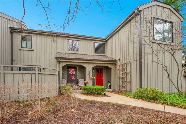 196 Shoreline Road, Lake Barrington, IL 60010