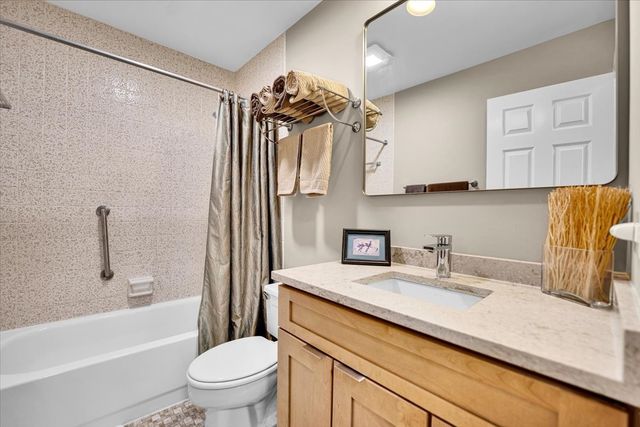 196 Shoreline Road, Lake Barrington, IL 60010