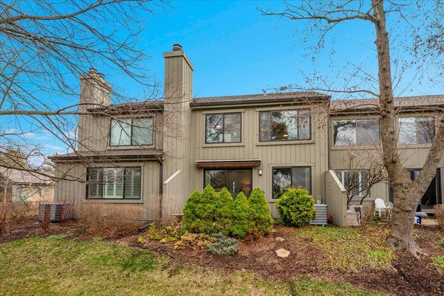 196 Shoreline Road, Lake Barrington, IL 60010