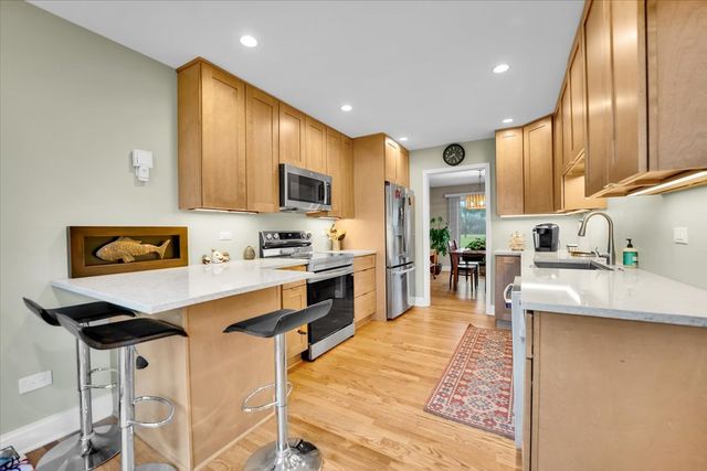 196 Shoreline Road, Lake Barrington, IL 60010