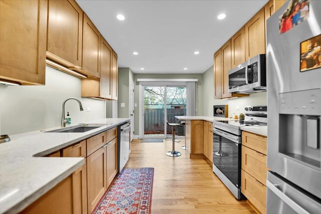 196 Shoreline Road, Lake Barrington, IL 60010