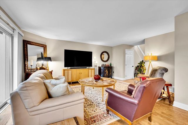 196 Shoreline Road, Lake Barrington, IL 60010