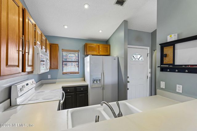 162 GOVERNOR Street 206, Green Cove Springs, FL 32043