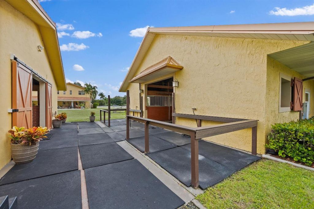 Image 10 of property listing at 11861 Hawk Hollow, Wellington, FL 33449