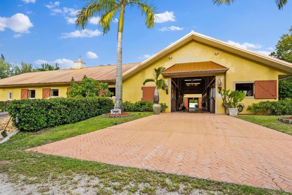 Image 4 of property listing at 11861 Hawk Hollow, Wellington, FL 33449