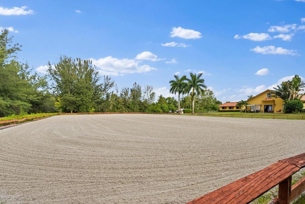 Image 5 of property listing at 11861 Hawk Hollow, Wellington, FL 33449