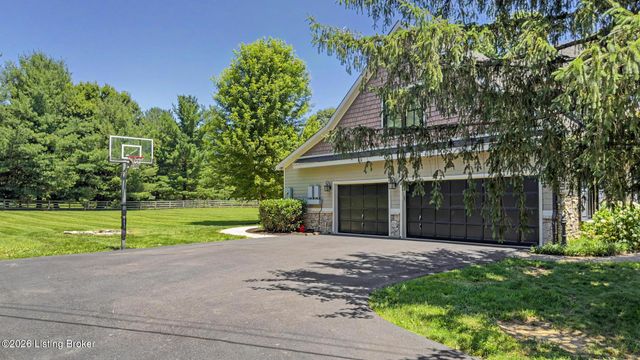 12407 Lucas Ln, Anchorage, KY 40223