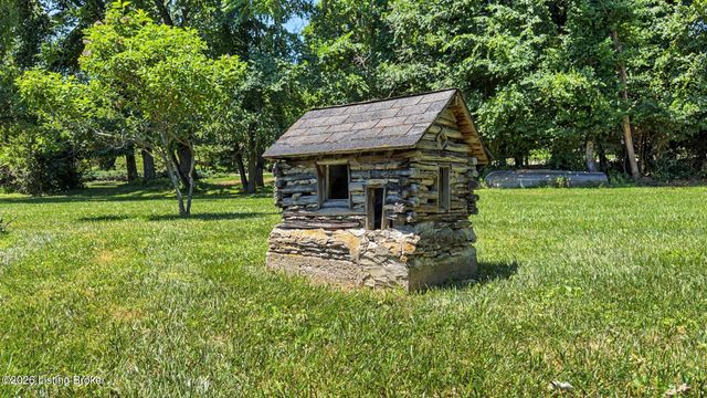 12407 Lucas Ln, Anchorage, KY 40223