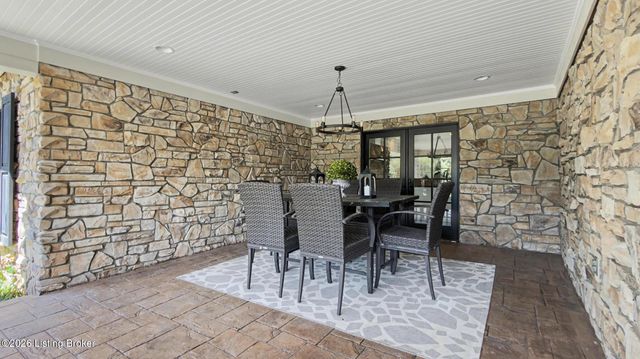 12407 Lucas Ln, Anchorage, KY 40223