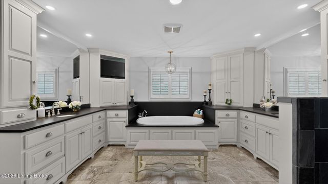 12407 Lucas Ln, Anchorage, KY 40223