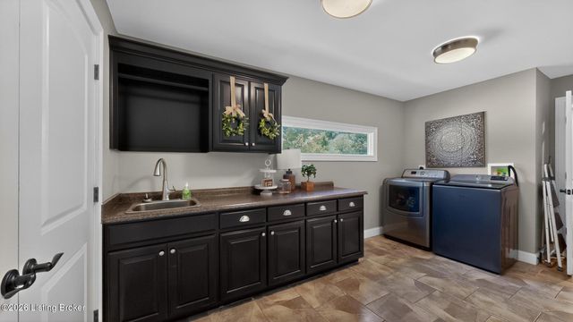 12407 Lucas Ln, Anchorage, KY 40223