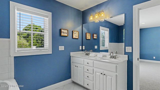 12407 Lucas Ln, Anchorage, KY 40223