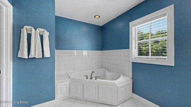 12407 Lucas Ln, Anchorage, KY 40223
