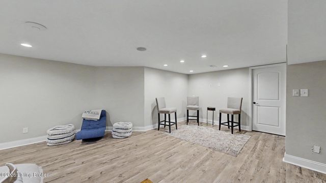 12407 Lucas Ln, Anchorage, KY 40223
