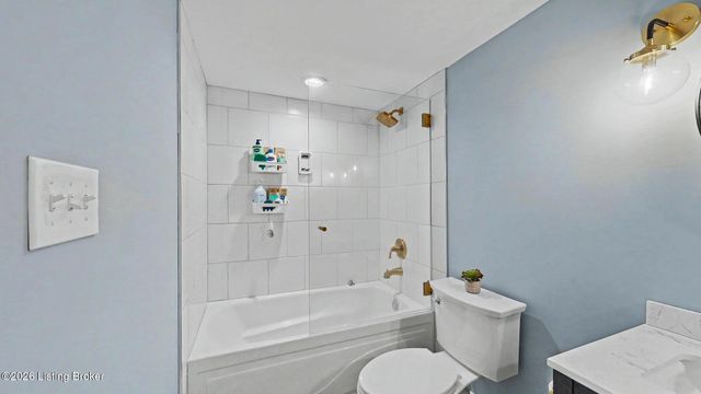12407 Lucas Ln, Anchorage, KY 40223