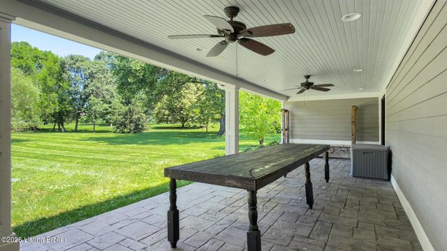 12407 Lucas Ln, Anchorage, KY 40223