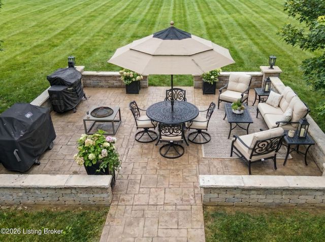 12407 Lucas Ln, Anchorage, KY 40223