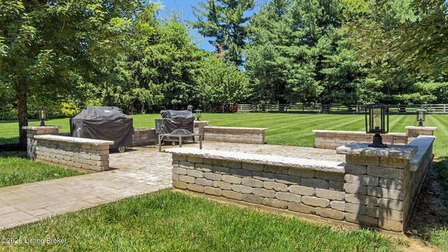 12407 Lucas Ln, Anchorage, KY 40223