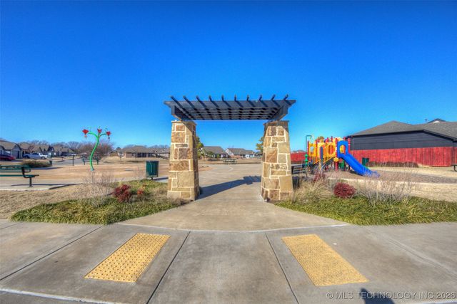 13816 S Iroquois Avenue E, Glenpool, OK 74033