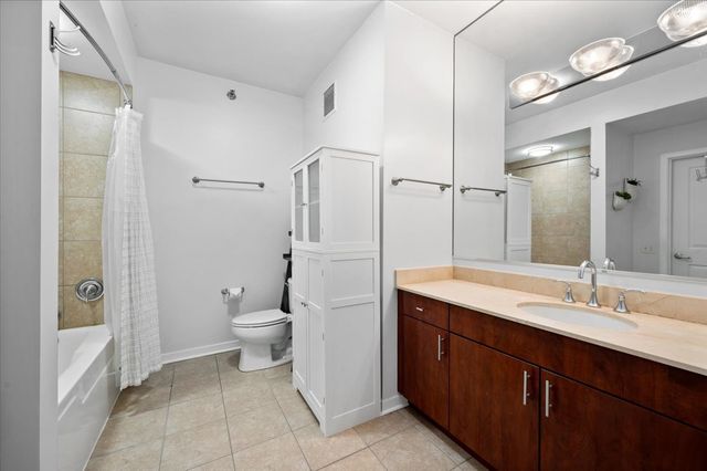 757 N Orleans Street 1210, Chicago, IL 60654