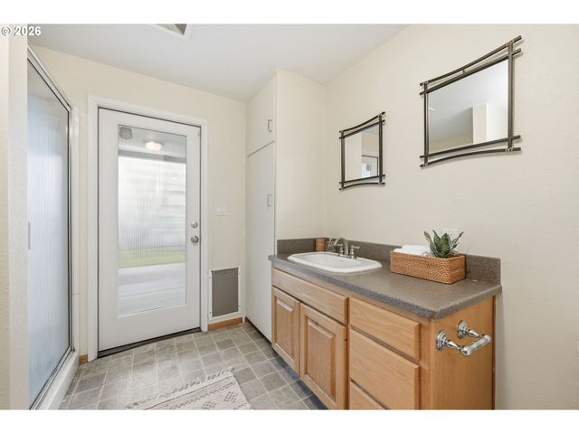 2693 CUPOLA Dr, Eugene, OR 97403