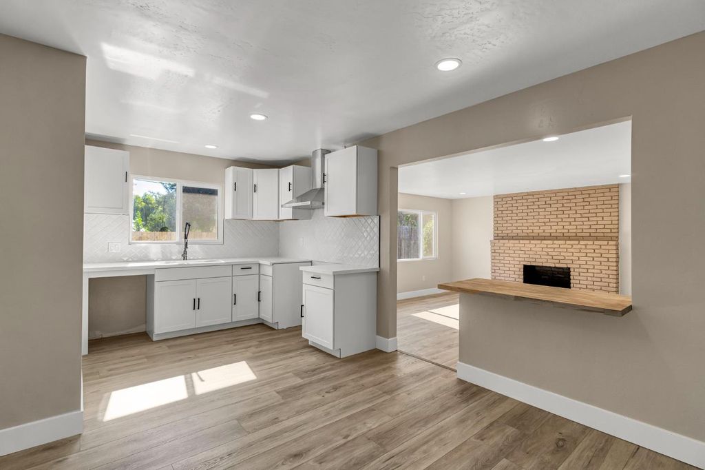 Image 12 of property listing at 5186 N Callisch Avenue, Fresno, CA 93710