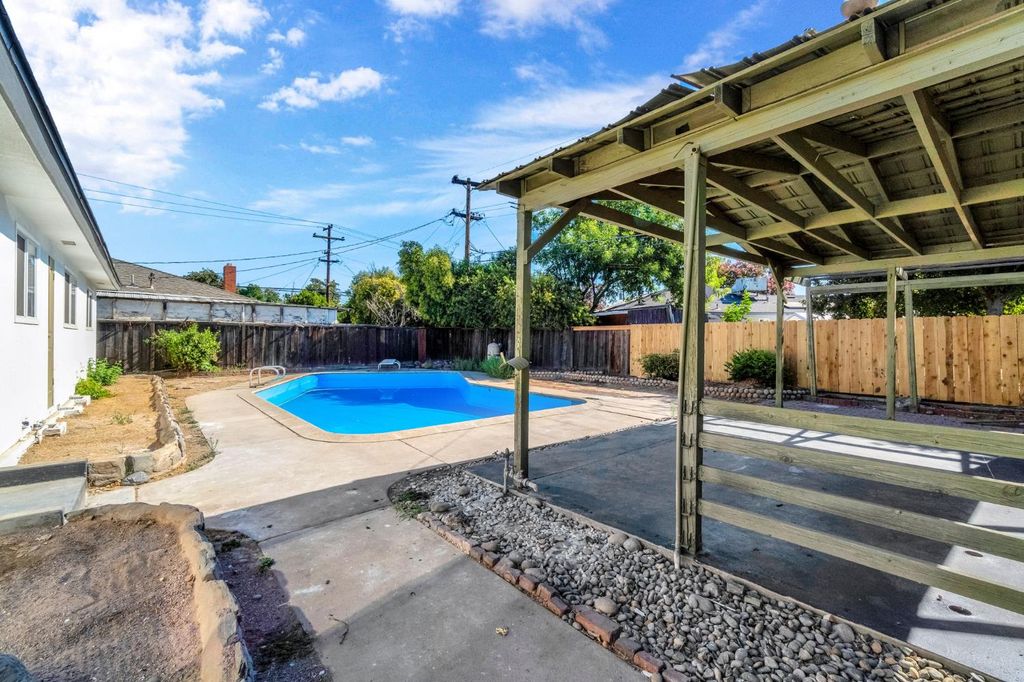 Image 32 of property listing at 5186 N Callisch Avenue, Fresno, CA 93710