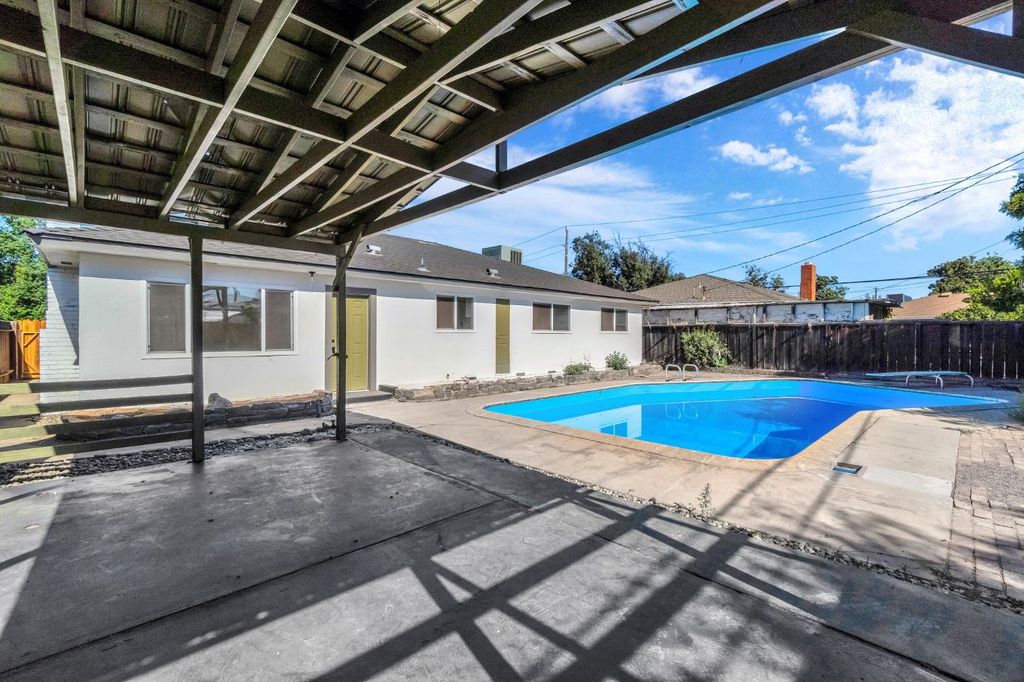 Image 33 of property listing at 5186 N Callisch Avenue, Fresno, CA 93710