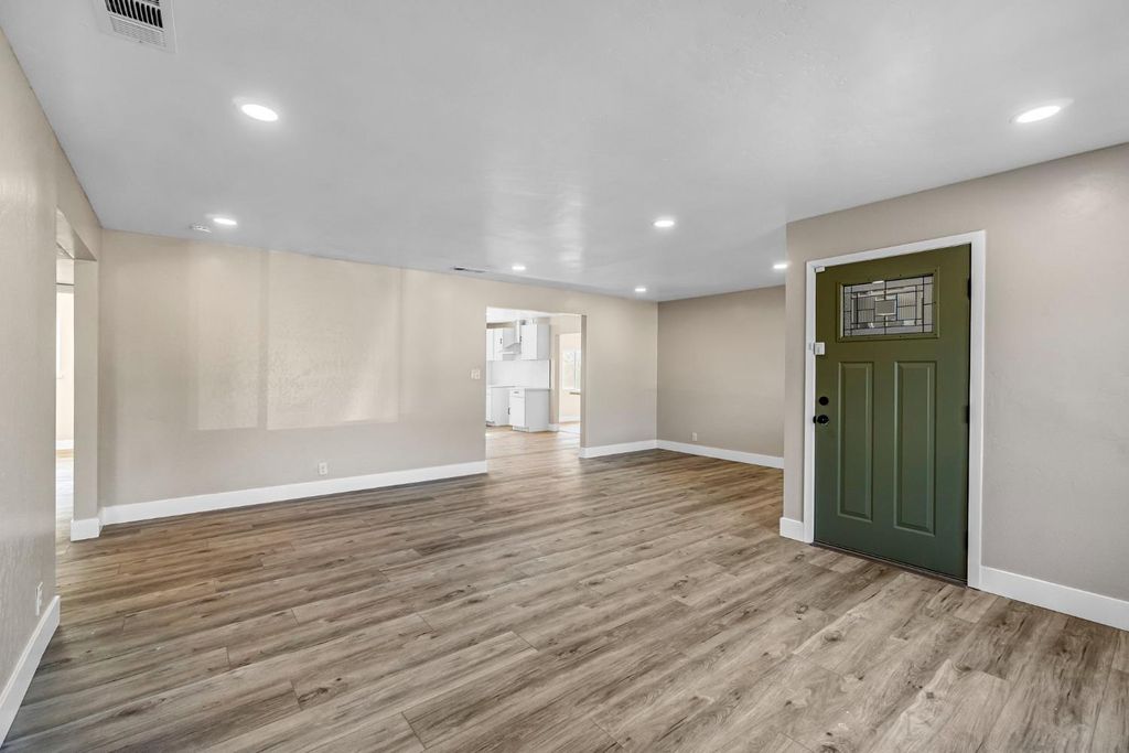 Image 5 of property listing at 5186 N Callisch Avenue, Fresno, CA 93710