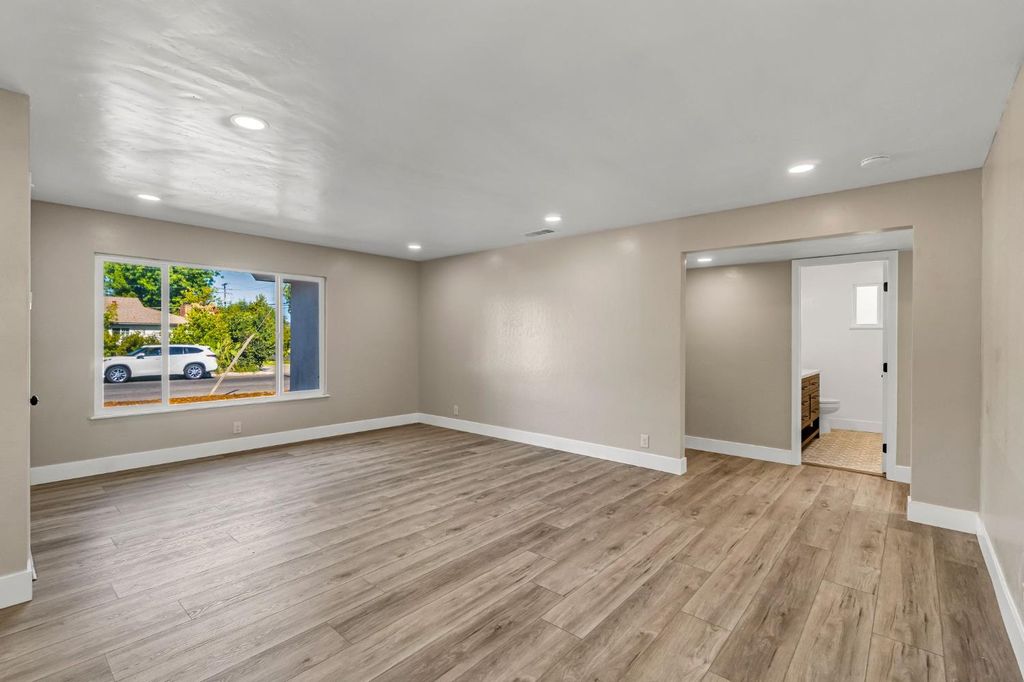 Image 7 of property listing at 5186 N Callisch Avenue, Fresno, CA 93710