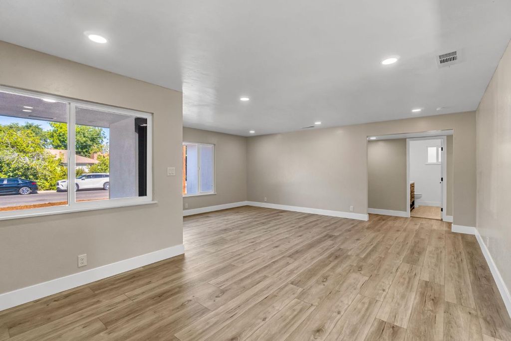 Image 9 of property listing at 5186 N Callisch Avenue, Fresno, CA 93710