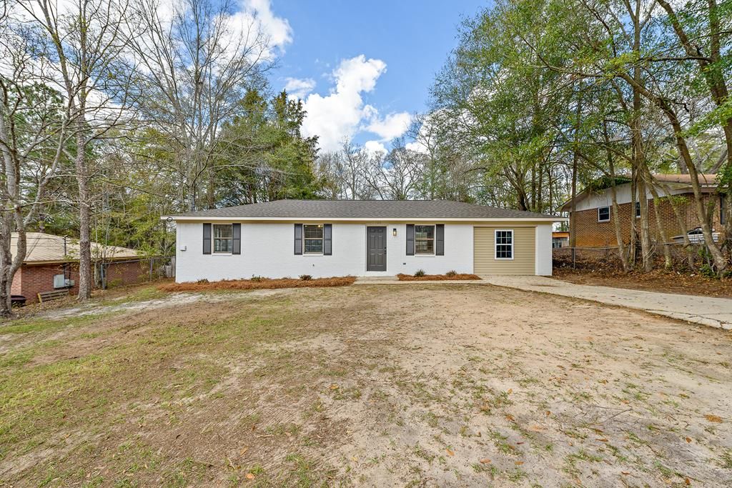106 Oakridge Circle, Enterprise, AL 36330