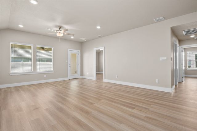 1009 St Croix Dr, Rockport, TX 78382