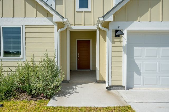 1009 St Croix Dr, Rockport, TX 78382