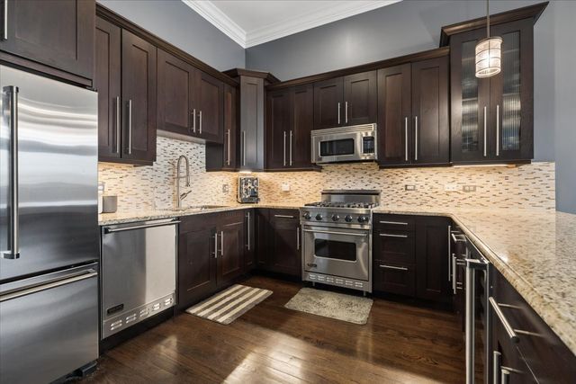 1423 W BELMONT Avenue 4, Chicago, IL 60657