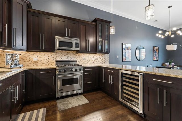 1423 W BELMONT Avenue 4, Chicago, IL 60657